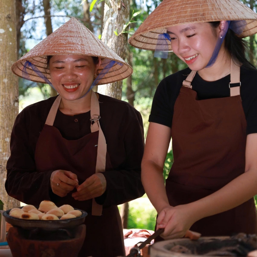 Nhân viên nhiệt tình hướng dẫn khách hàng