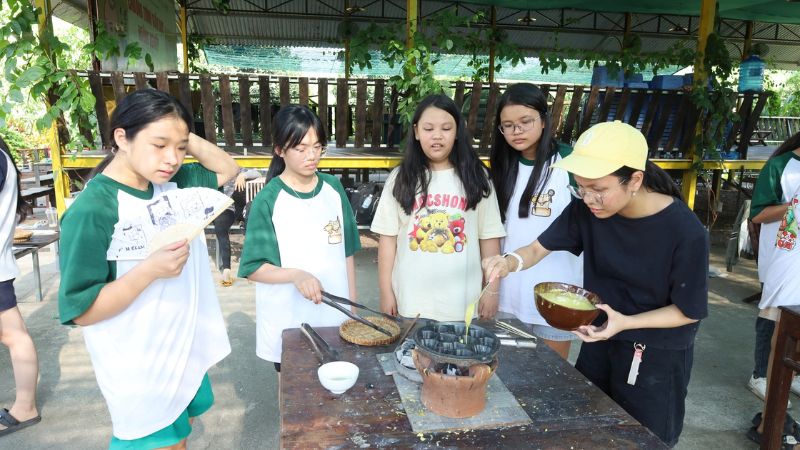 Ẩm thực dân dã ở Làng Đồng Mộc vào mùa hoa sen nở