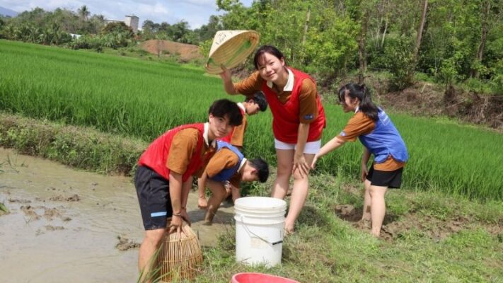 Bắt cá tại Làng Đồng Mộc