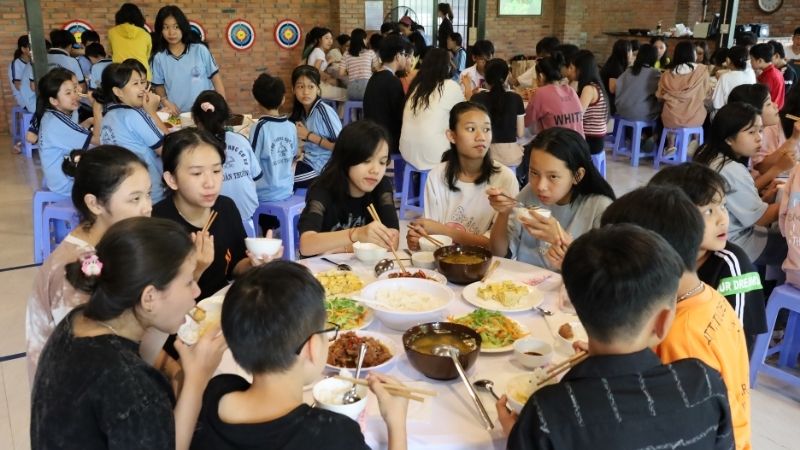 Học sinh dùng bữa tại Làng Đồng Mộc