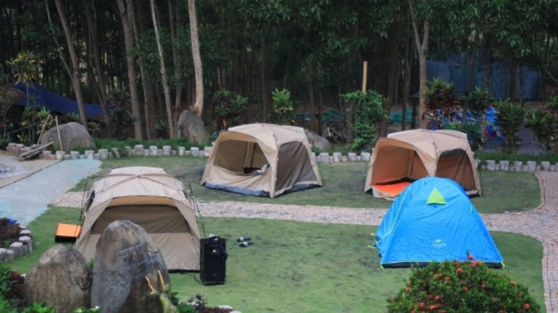 Khung cảnh cắm trại ngoài trời