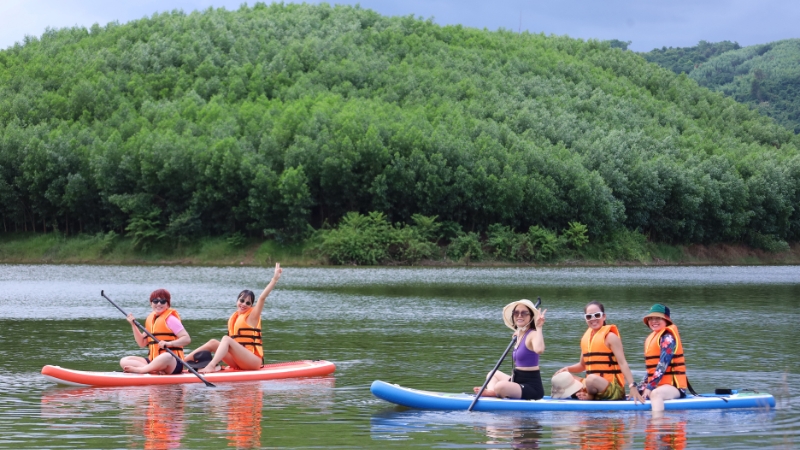 Chèo sup giữa rừng cây thiên nhiên