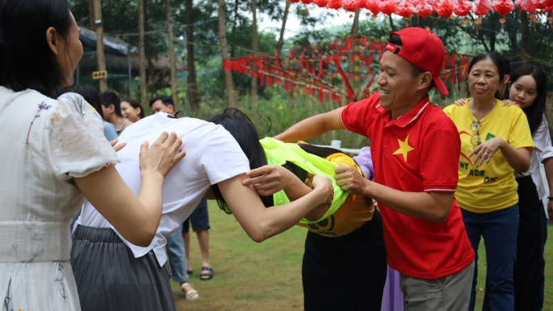 Hoạt động mặc áo không dùng tay