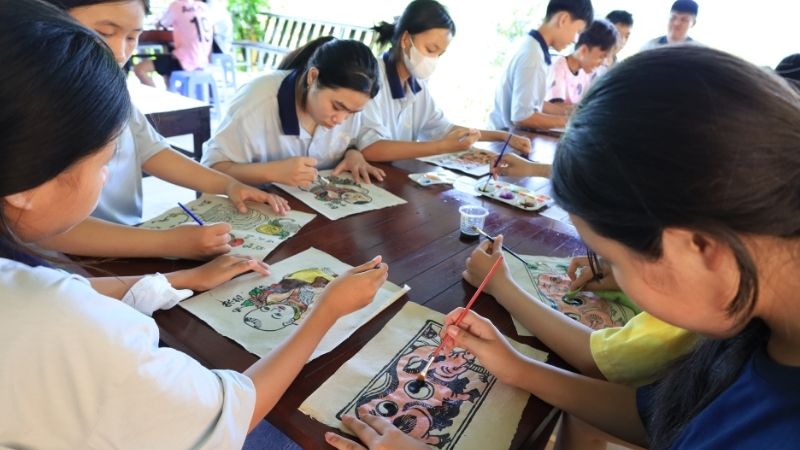 vẽ tranh tại Làng Đồng Mộc