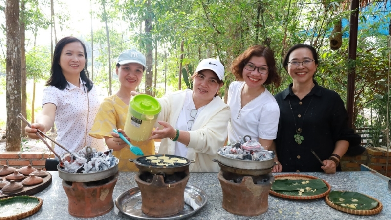 Làm món bánh truyền thống