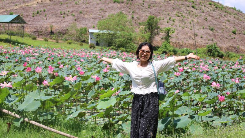 Khung cảnh check - in đầy nắng vàng tại Làng Đồng Mộc