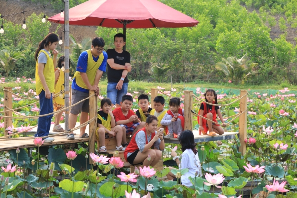 Du khách yêu thích làng quê miền Trung