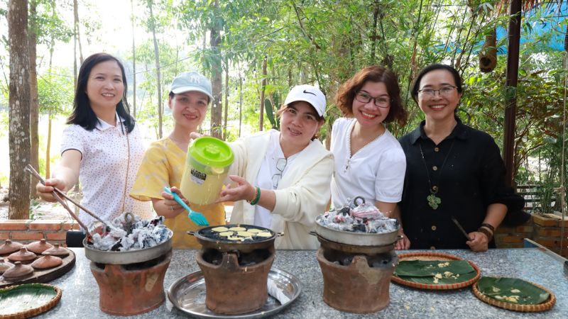 Nhóm nhân viên công ty muốn gắn kết tập thể