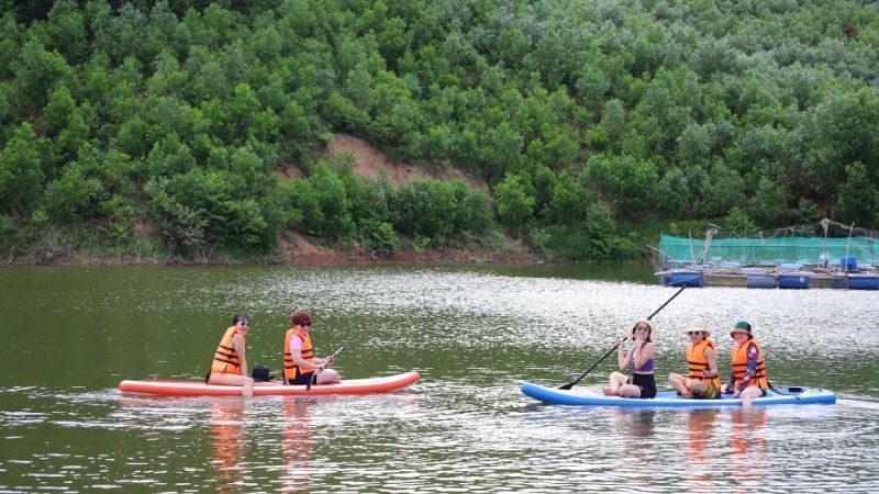 Chèo sup trên hồ tại Làng Đồng Mộc