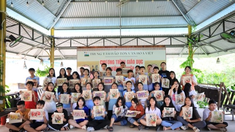 Trải nghiệm văn hóa truyền thống qua hoạt động tô tranh Đông Hồ