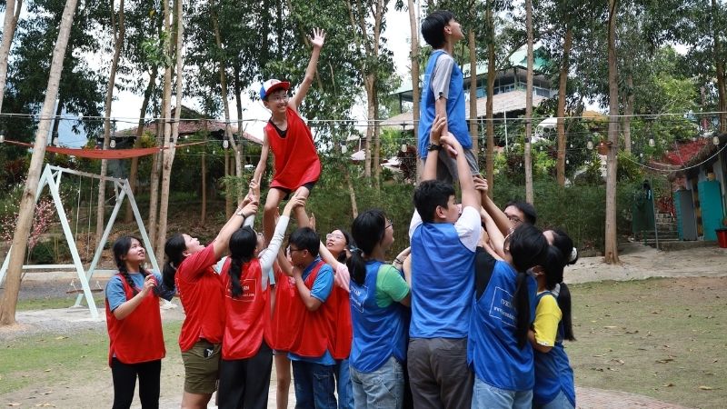 Chơi các trò chơi đồng đội cùng nhau