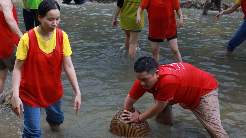 Trải nghiệm bắt cá dưới ao