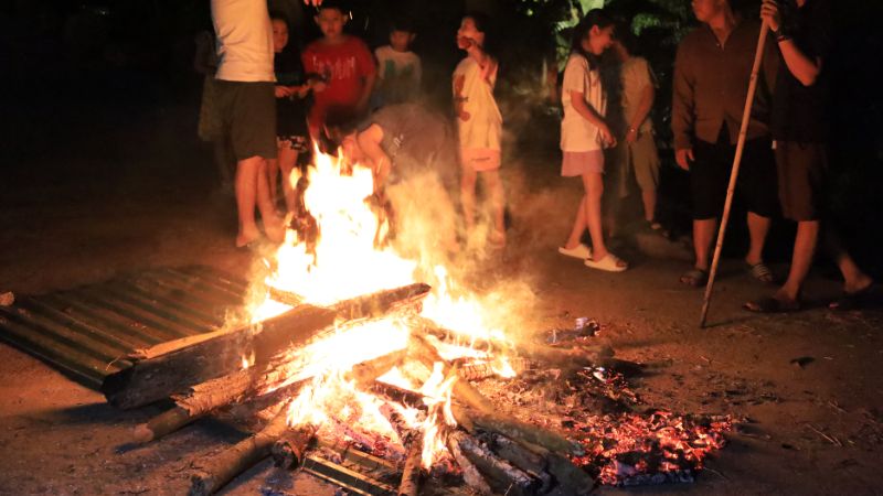 Quay quanh bên lửa trại