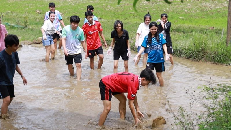 Trải nghiệm xuống ao bắt