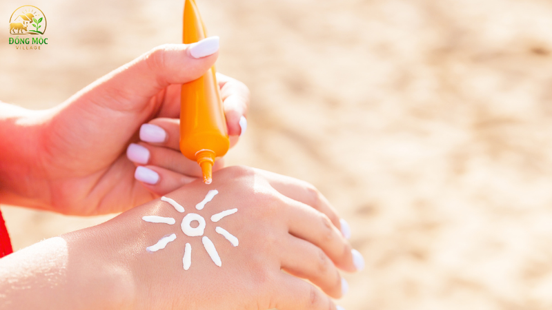 Mang theo kem chống nắng để bảo vệ da khi hoạt động ngoài trời
