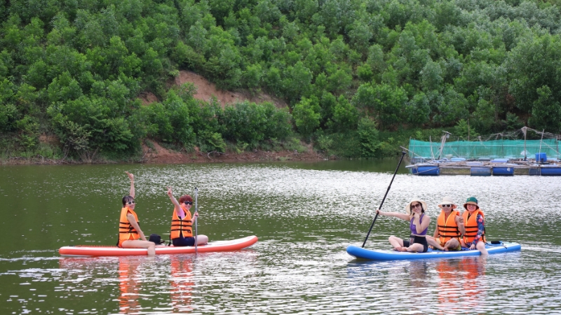 Chèo sup giữa không gian xanh