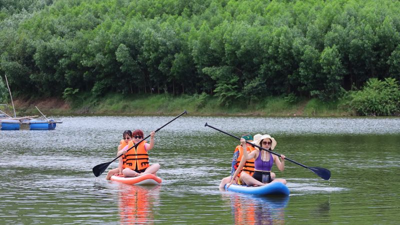 Chèo sup với bạn trên hồ