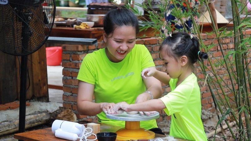 Cùng trẻ làm gốm tại Làng Đồng Mộc