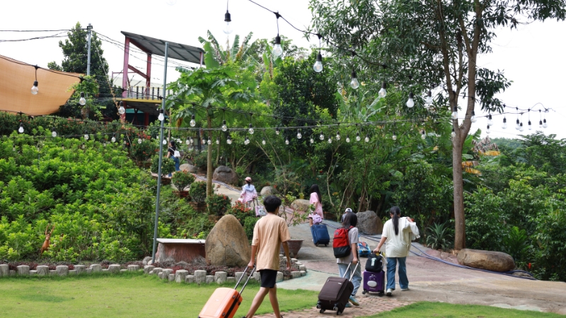 Nhóm bạn mê chill đồng quê