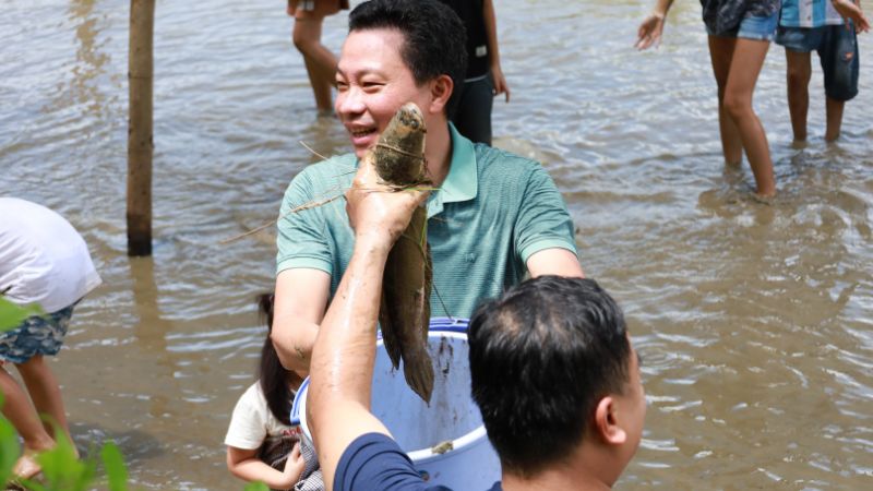 Bắt cá dưới ao