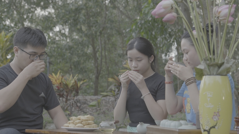 Thưởng thức tách trà nóng bên cạnh những người thân yêu